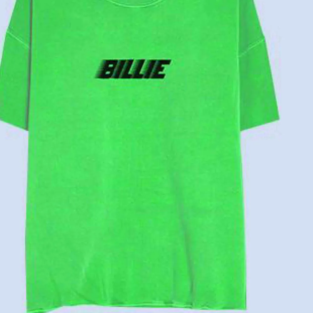 Billie Eilish t-shirt köpt på hennes m&g i Stockholm detta året. Köpt för 350! Då många är intresserade får man buda från 170kr. (Redigerat) budgivning slutar 3/12 18:00. T-shirts.