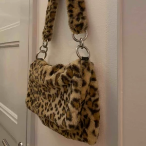  - As snygg väska köpt i NY på topshop.  Den är i nyskick!  Möts upp i Stockholm annars står du för frakt ca 60kr💓