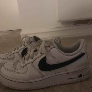  - Gröna Nike air force. Lite slitningar men annars i bra skick! Väldigt snygga men säljer pga att jag ej använder länge☺️