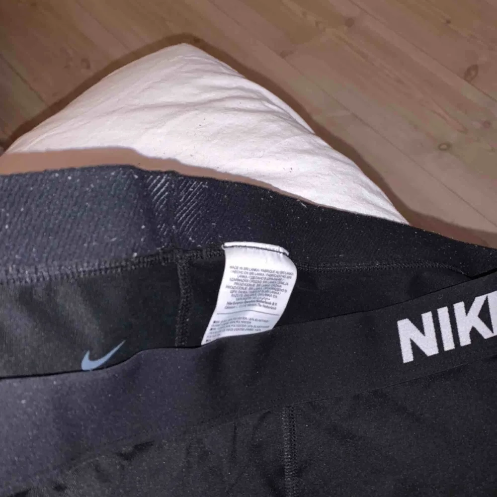Nike Pro tights  Storlek L Polyester (Jag på bilden är 173cm) Finns tecken på användning/tvättande på insidan av midjan, men inget som syns vid användning. Väldigt fräscha och utan släpp på märket på midjan eller benet.  Skriv för frågor  Frakt inräknad. Jeans & Byxor.