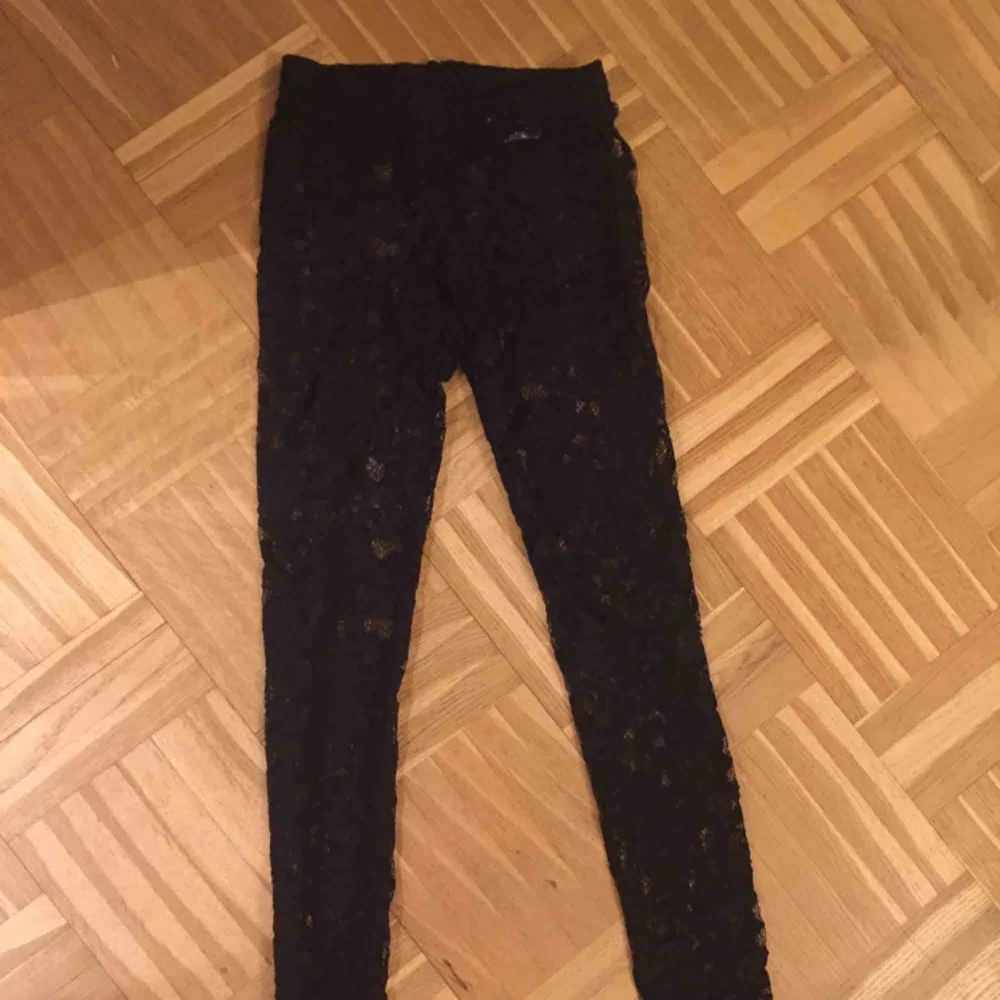 Spets leggings Stl XS/S från VILA. Övrigt.