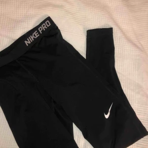  - Säljer dessa jätte fina och bekväma tränings thaigts från NIKE då jag har två exakt likadana. Väldigt bekväma! Använda 2 ggr. 99kr+frakt.