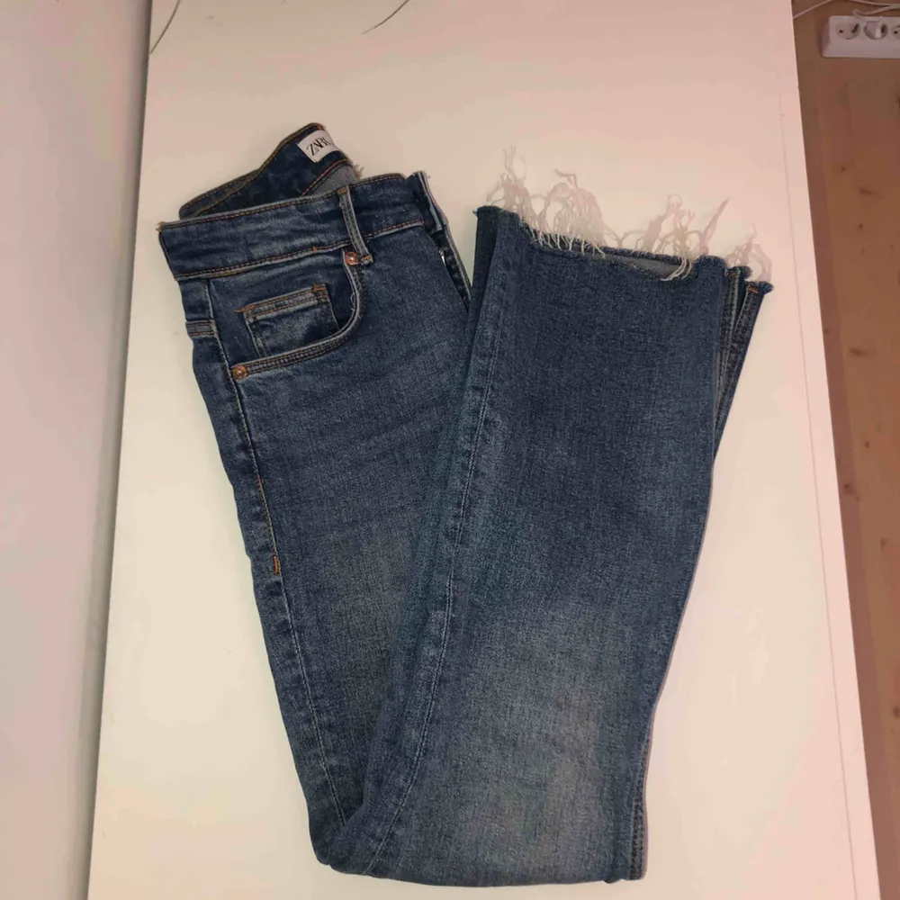 Säljer dessa supersnygga croppade jeans från Zara. De sitter helt perfekt men kommer tyvärr inte till användning. Köparen betalar frakten.. Jeans & Byxor.