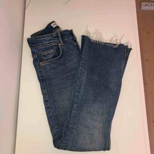 Säljer dessa supersnygga croppade jeans från Zara. De sitter helt perfekt men kommer tyvärr inte till användning. Köparen betalar frakten.