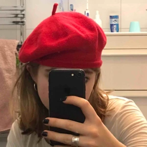  - Röd basker, klassik och nånting alla skulle har. Perfekt med allt och i bra skick. 