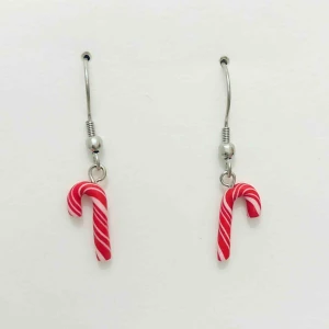  - Handgjorda örhängen i form av polkagrisar. De är 15mm höga och 8mm breda(högst upp). Nickelfria. Jag bjuder på frakten🥰