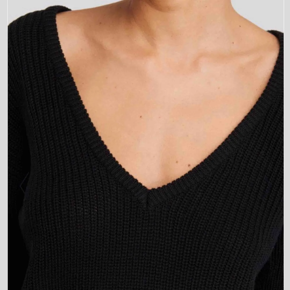 Deep Front V-neck Knitted Sweater Black från NAKD, använd fåtal gånger. Stickat.