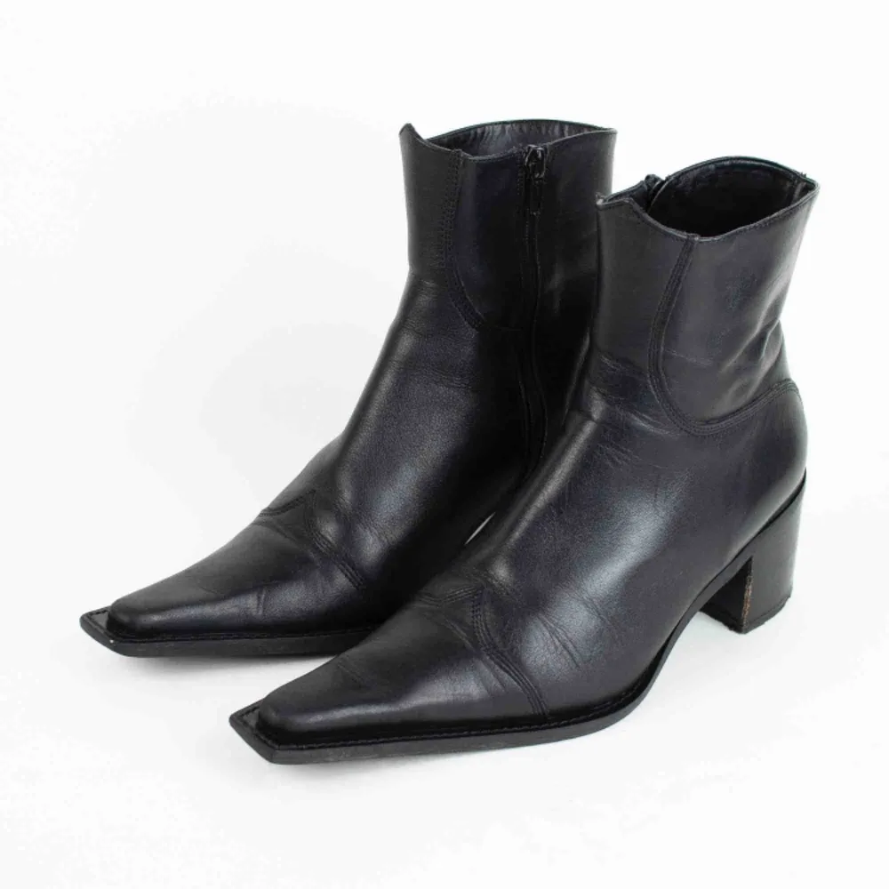 Vintage 90s Y2K leather pointy toe heeled cowboy ankle boots in black Light signs of wear Label: 38 EUR, feels like true to size Free shipping! Read the full description at our website majorunit.com No returns. Skor.
