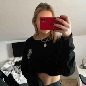  - Står storlek xl i tröjan men jag är en xs  Croppad långärmad tröja med tryck fram och bak