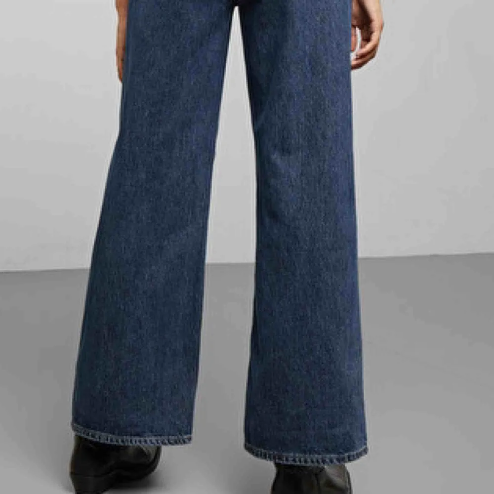 Allas favoritjeans Ace från Weekday!!! Inte ska du köpa ett par svindyra vattensugande jeans när du kan köpa den här - secondhand 💕 sitter som en smäck och är inte alls så använda . Jeans & Byxor.