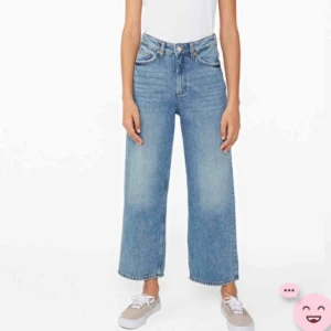 - Snygga vida jeans med en snygg färg från monki! Köpta för 450kr! Högst budgivning får dem!💕
