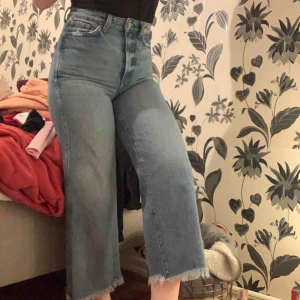  - Jeans från weekday i mycket bra skick!  Strl 25 men uppskattar mer till 26.  Möts upp i Växjö eller så betalar köparen frakt :) 💖