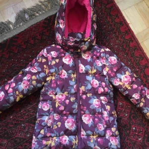  - En jättemysig barnjacka i stl 116. Den har värmande foder och är perfekt för utelek! Den är din för bara 70 kr!