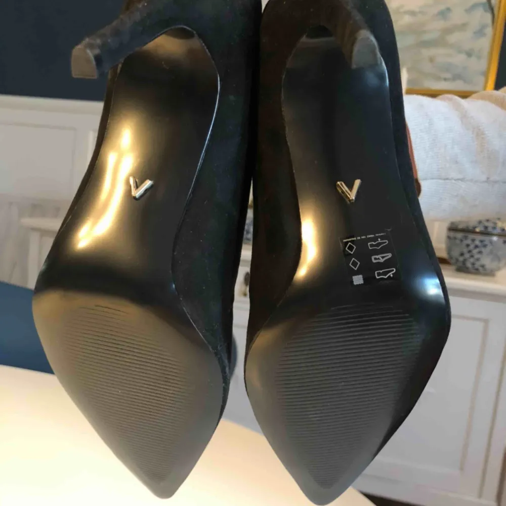 Ett par snygga helt oanvända skor/boots ifrån märket Ivyrevel. Inköpta i deras affär i Gallerian för 720kr.  Skorna är gjorda i svart mocka. . Skor.