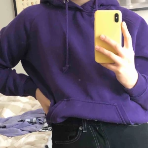  - lila hoodie från BikBok, köpt förra hösten för 200kr. Superfin och skön men jag använder den aldrig längre. Kan mötas upp i uppsala eller stockholm men annars står köparen för frakt💜