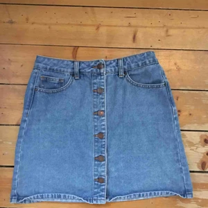  - Jeanskjol från Pieces, säljer pga för liten:/ Frakt 49 kr, totalpris 129 kr