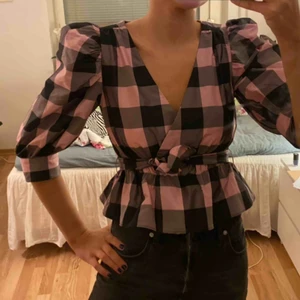  - Aldrig använd, helt ny köpt i Köpenhamn för ca 360 svenska kronor. På zara. Provade den aldrig och när jag kom hem så ångrade jag mig, därav säljer jag den på en gång! Inte sett den i Sverige än!