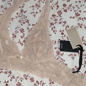  - Världens finaste bralette från Katarina Nyman. Köpte 2 st och denna var för liten så nu säljer jag den! Helt ny och superskön! 