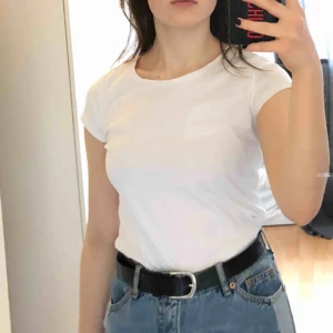  - Basic vit T-shirt i bomull från Hm. Den är i barnstorleken 158-164 men funkar för en som har XS. Finns även en likadan i svart. Kan köpas tillsammans. Köparen står för frakt. 