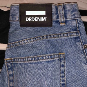  - Säljer mina fina Dr.Denim jeans i modellen ”Nora light retro”, eftersom de tyvärr har blivit för små 🥺✨ Använda fåtal gånger så skicket är som nytt! Tveka inte att fråga om fler bilder, priset kan diskuteras. 