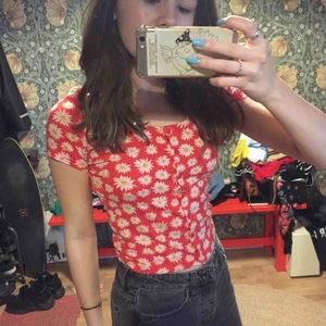 Tröja - Super söt t-shirt från Monki med små röda knappar på framsidan som går att öppna. Storlek XS men skulle även passa för en som har storlek S. 