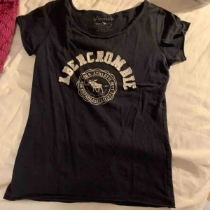  - Jätteskön marinblå tröja med vit sydd text. Lite sliten men absolut användbar:)