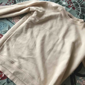  - Fin beige tjocktröja. Frakt ingår