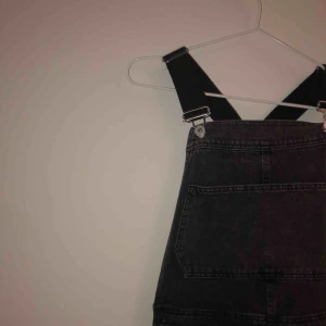  - Svarta hängselbyxor med den perfekta detaljen på byxbenet. Inköpta på ASOS i höstas och har endast använt 1 gång sedan dess, därav måste de tyvärr rensas ut :/