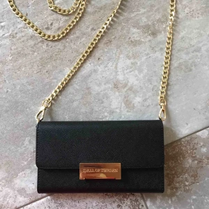  - Oanvänd Kensingtong Clutch från Ideal of Sweden, med kortfack och ficka för kontanter etc. Kommer i fin originalfärpackning 🧡