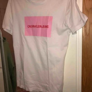  - Skitsnygg t-shirt från Calvin Klein. Aldrig använd. Bara att skriva om du undrar över något💞💞