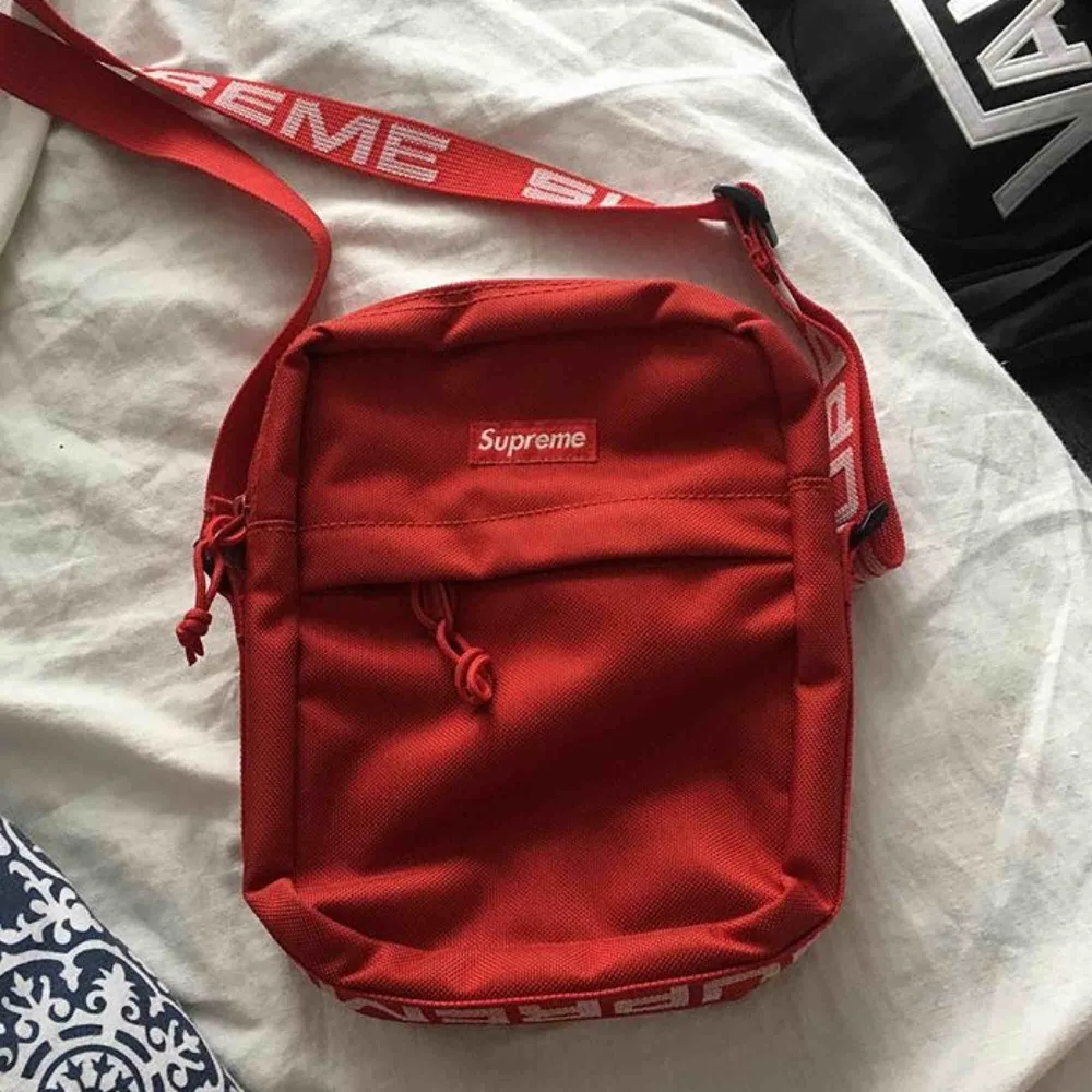 Supreme SS18 shoulderbag. Kvitto finns! . Väskor.