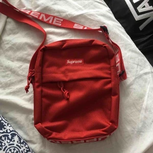  - Supreme SS18 shoulderbag. Kvitto finns! 
