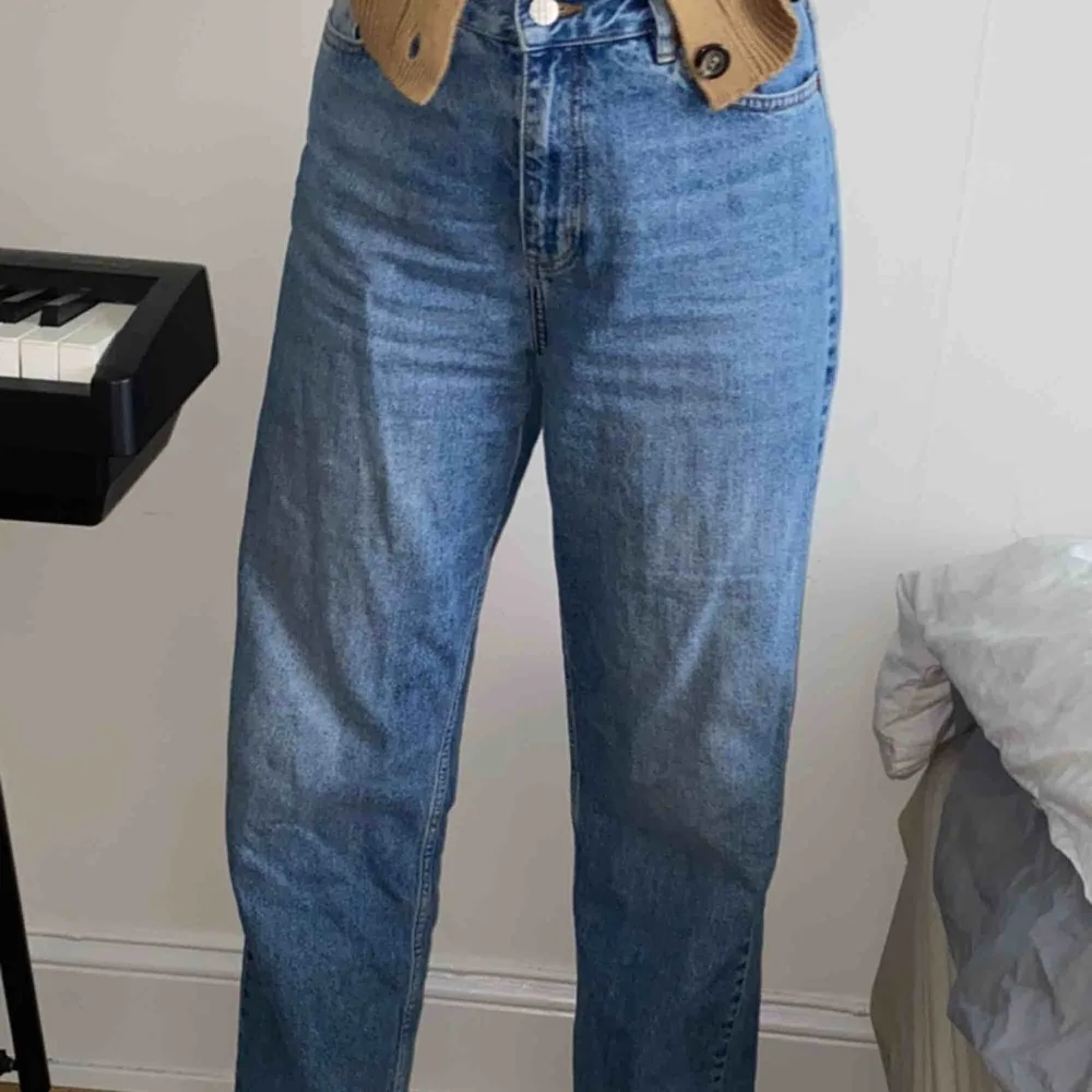 Snygga byxor från Junkyard, storlek 28. Kommer inte till användning. De är lite mörkare än vad det är på bilderna.. Jeans & Byxor.