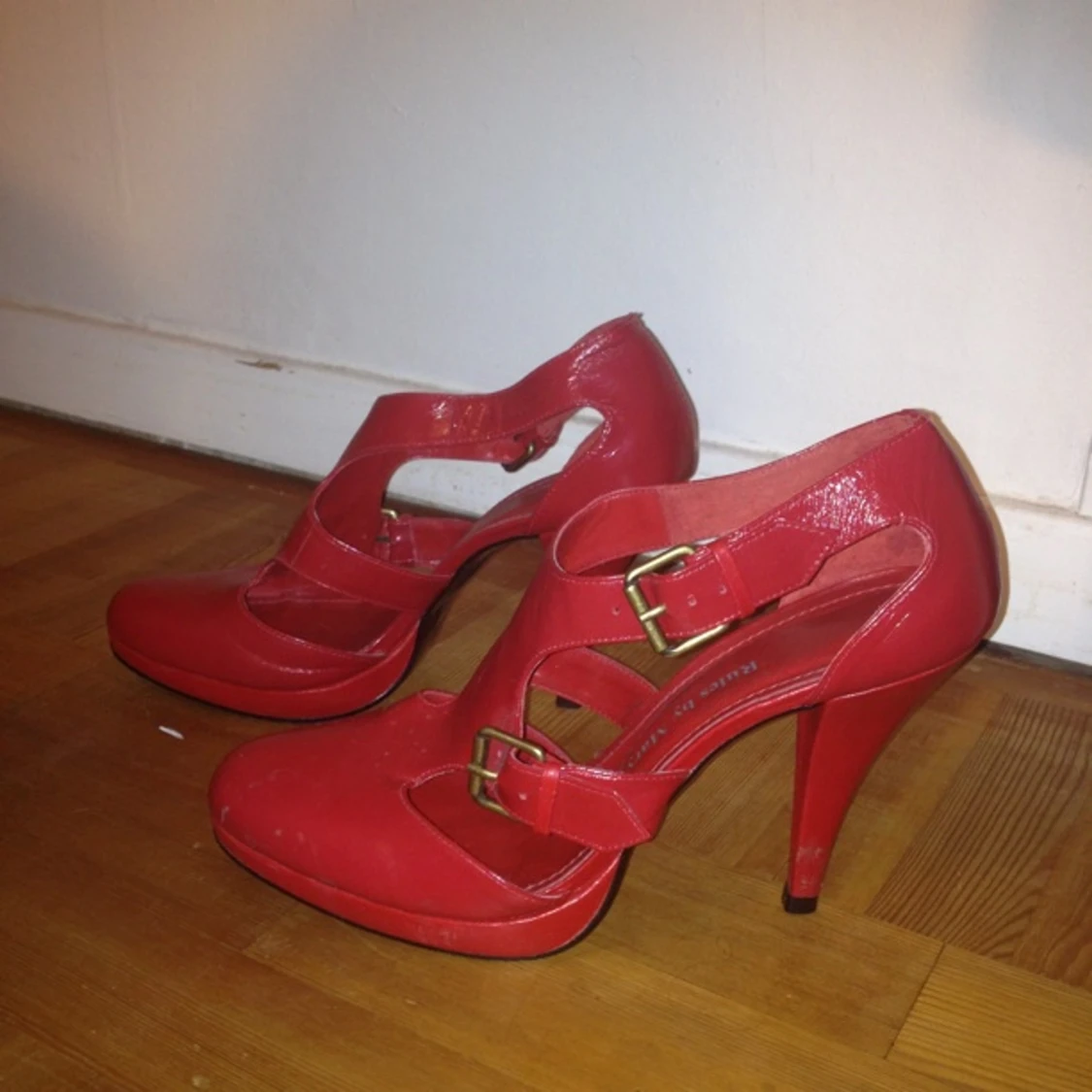 Röda pumps från Rules by Mary. Inköpta 2010 men endast använda 2 gånger. Bra skick!  - 1366750238