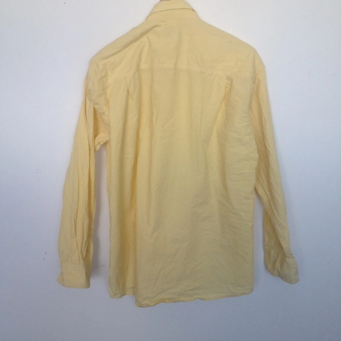 Randig skjorta (gul&vit) button down. - 1378038514