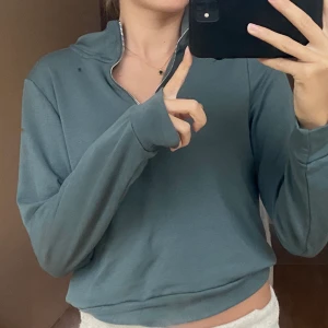 Topp med dragkedja - Grön-ish tröja från Bik Bok. XS passar S. Aldrig använd! 