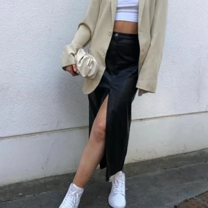 Skinnkjol - Oavnvänd super cool skinnkjol från weekday med en slits 