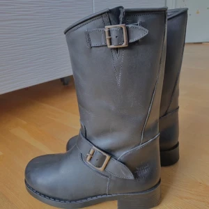 Urban Project vinterskor  -  Svarta Urban Project vinterskor med foder inuti, använda en gång. Nypris: 1.800kr säljer dom för 1.200.