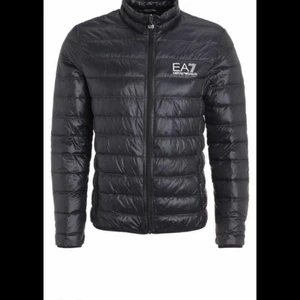 Armani jacka  - Säljer en Armani jacka, nästan helt oanvänd. Stl S/M. Hör av er för mer bilder och info