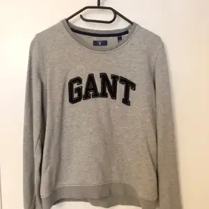 Gant sweatshirt i otroligt fint skick! Använd 2-3 gånger men inget som syns. Både stilren oxh bekväm! Nypris är ca 999 kr🥰