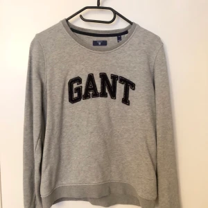 Gant sweatshirt  - Gant sweatshirt i otroligt fint skick! Använd 2-3 gånger men inget som syns. Både stilren oxh bekväm! Nypris är ca 999 kr🥰