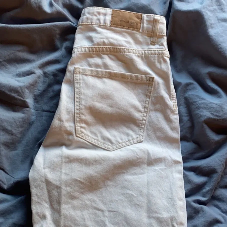 Jätte fina jeans dock aldrig passat mig så bara legat i garderoben, köpt för 499kr. Jeans & Byxor.