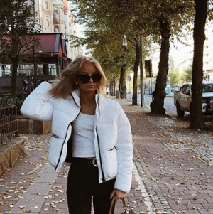 Jacka - Säljer en vit vinterjacka. Frakten kostar 60kr💗