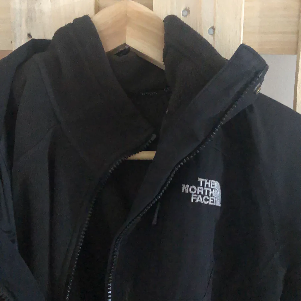 Authentic North Face jacket for winter season. I worn this one for a few years. It’s double form makes it suitable for autumn ans rainy summer days. Waterproof and wind resistant, it shows some defects at the sleeve bottom but apart from that it looks as new. . Jackor.