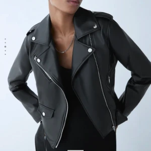 Zara skinnjacka - Jätte snygg och basic skinnjacka från Zara som tyvärr inte kommer till användning :( Skickar mer bilder om det behövs!💖 jätte bra skick, nypris är 600kr