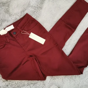 Vinröda jeans - Helt nya och oanvända vinröda/burgundy jeans från Pieces. Lappar och prislappar sitter kvar. Regular fit och mid waist. Storlek XS/S. Nypris 349 kr. 