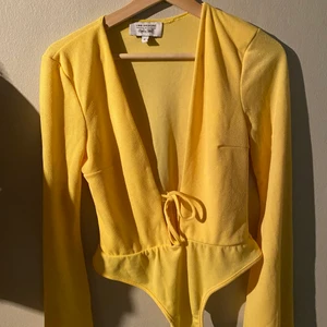 Gul body - Gul body från Linn Ahlborg kollektion med Rebecca Stella i stl. M