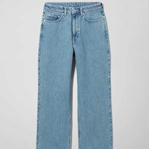 Säljer mina supersnygga blåa Weekday jeans i modellen Rowe, midja 28 längd 32 (motsvarar 36/38). Köptes för ca ett halvår sedan. Säljer pga för stora i midjan! 