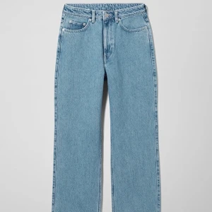 Weekday Rowe Jeans - Säljer mina supersnygga blåa Weekday jeans i modellen Rowe, midja 28 längd 32 (motsvarar 36/38). Köptes för ca ett halvår sedan. Säljer pga för stora i midjan! 