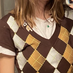 Rutig väst/tröja  - Västliknande tröja med rutigt mönster. Tshirten på första bilden hänger inte med tröjan :) jätte fint skick. buda!! Startbud: 89kr+22kr frakt 